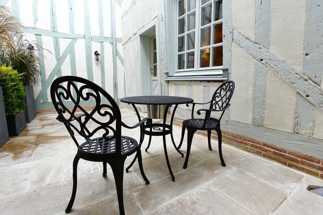 Hotel Saint Georges Troyes Exterior photo The courtyard at The Old House